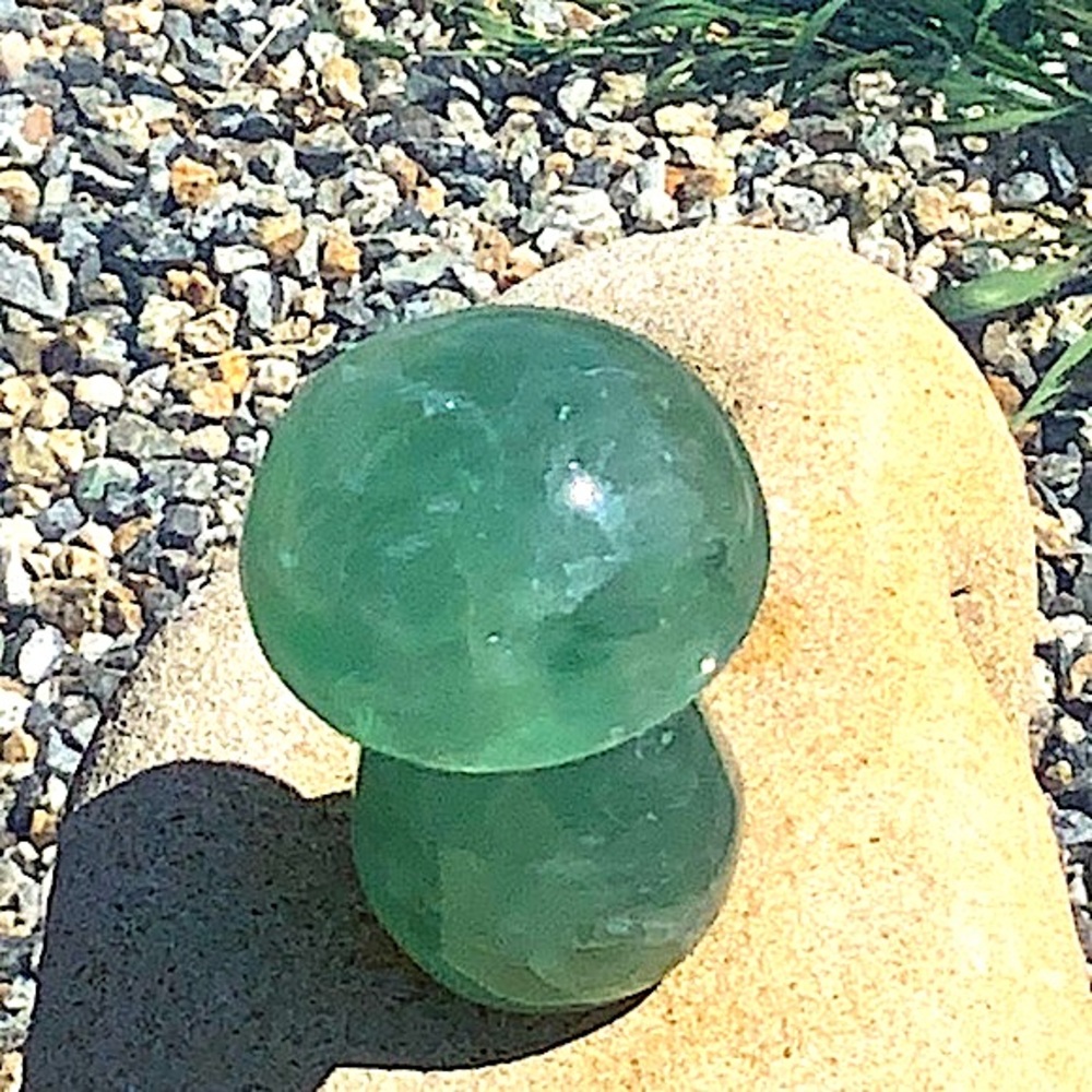 GREEN FLUORITE QUARTZ MUSHROOM HEALING STONE 2 1/2 IN TALL NEW